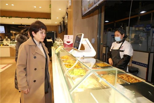 西安翻譯學(xué)院董事長(zhǎng)丁晶深入一線檢查校園飲食保障工作，強(qiáng)調(diào)高標(biāo)準(zhǔn)餐飲管理服務(wù)師生